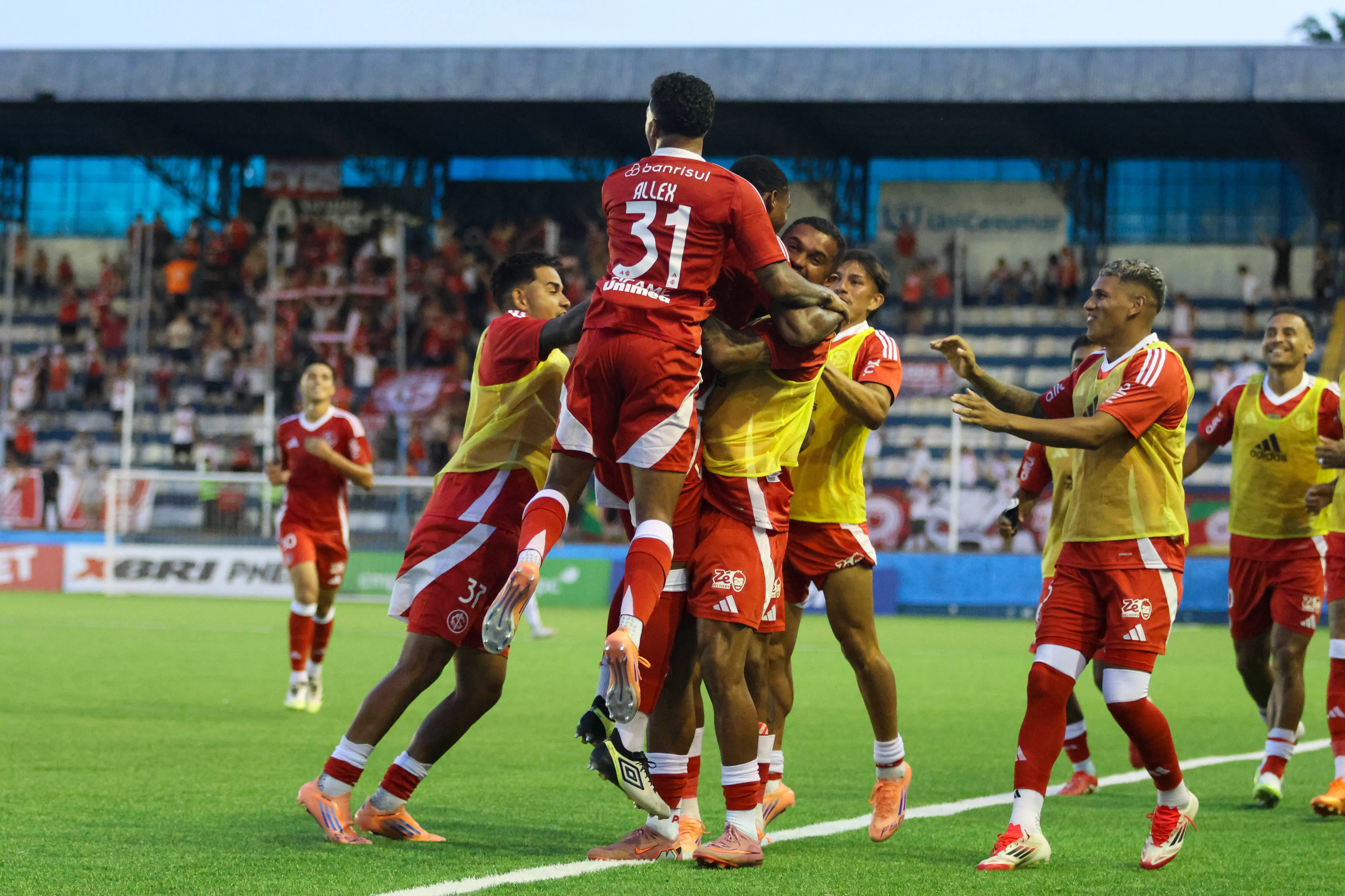 Inter goleia Monsoon na estreia de Pezzolano e assume liderança isolada do Gauchão