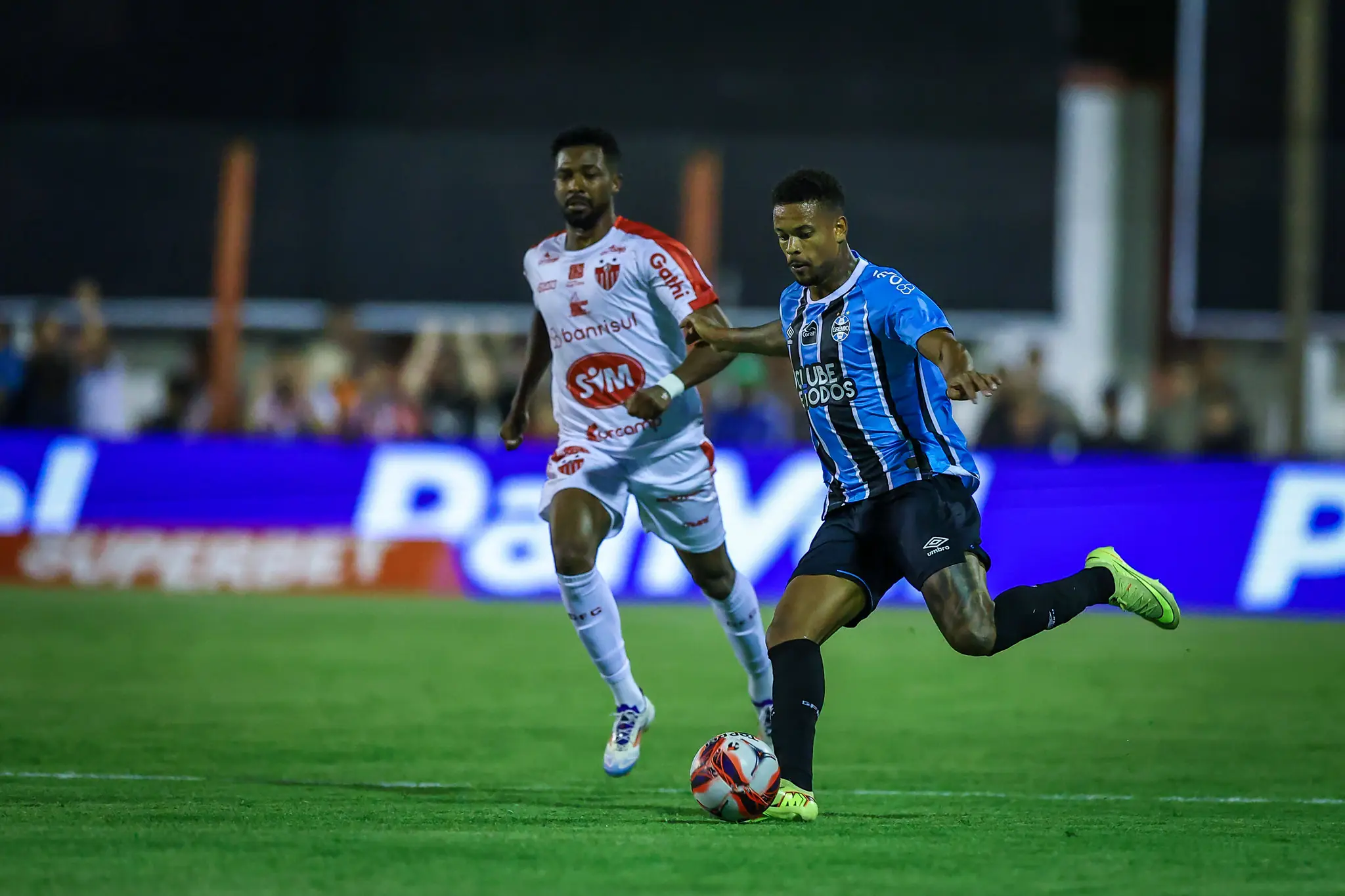 Grêmio supera apagão e vence o Guarany de Bagé com brilho de veteranos