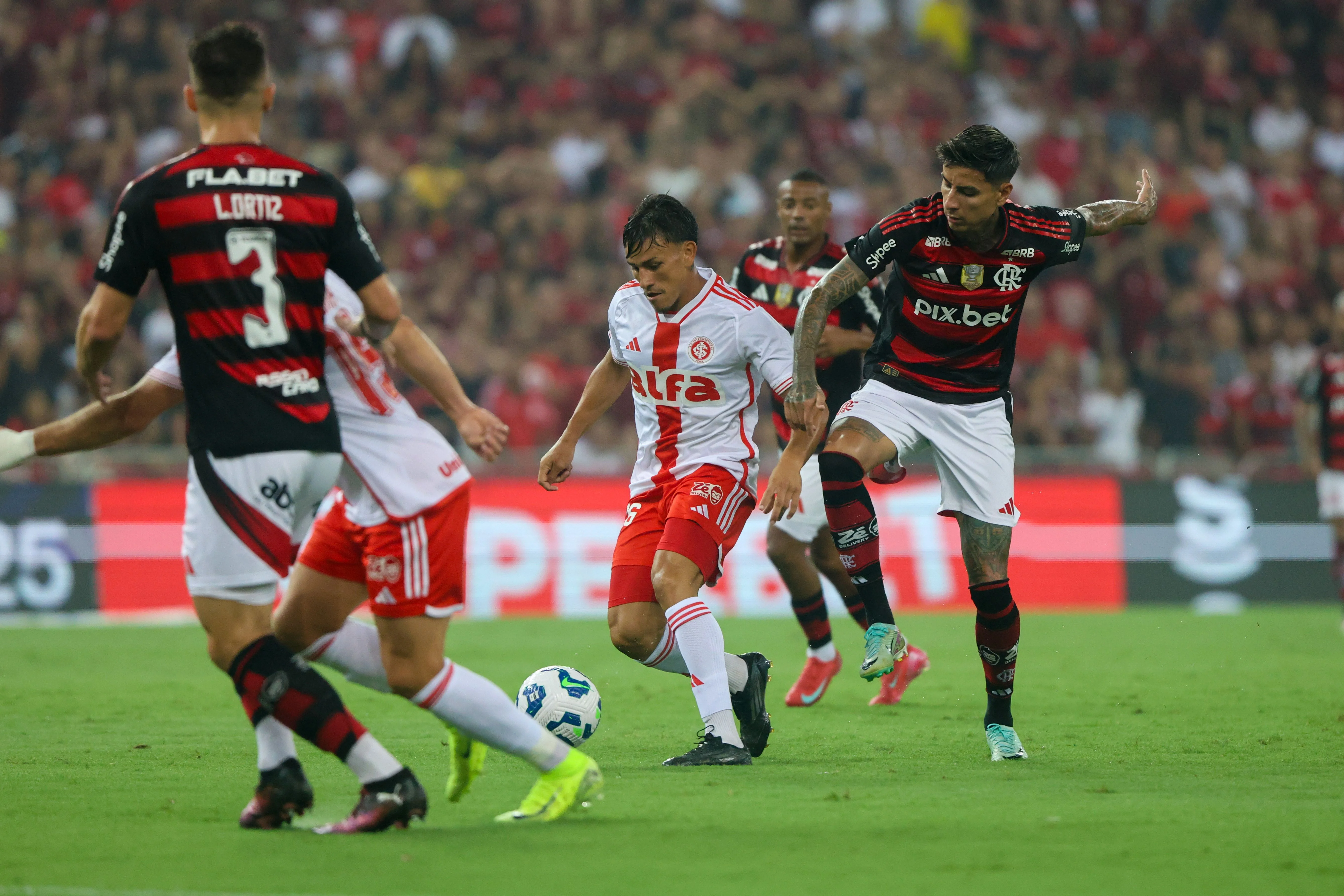 INTER SEGURA PRESSÃO E ARRANCA EMPATE COM O FLAMENGO NA ESTREIA DO BRASILEIRÃO