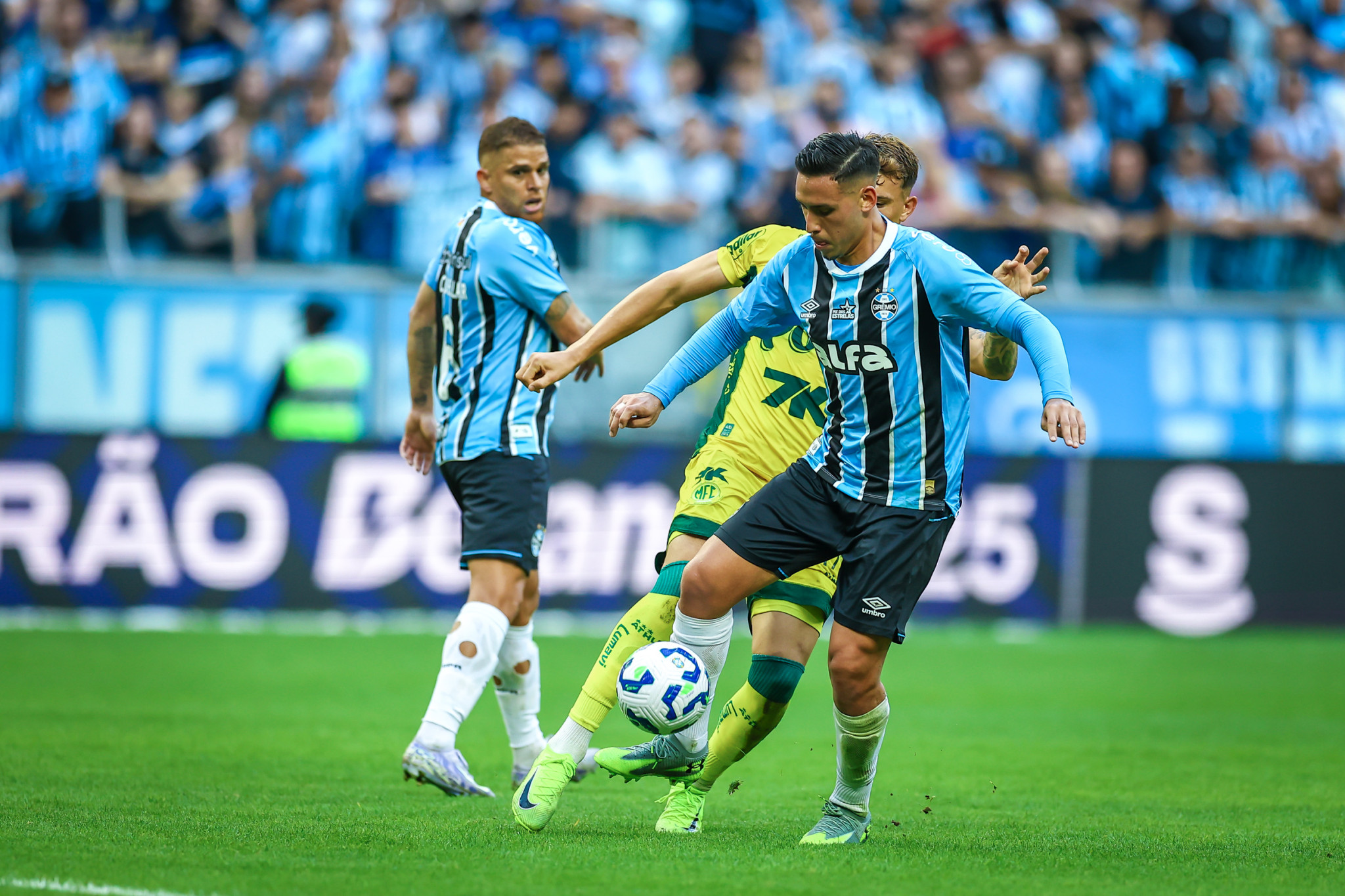 Grêmio tropeça em casa, perde para o Mirassol e liga alerta antes do Gre-Nal
