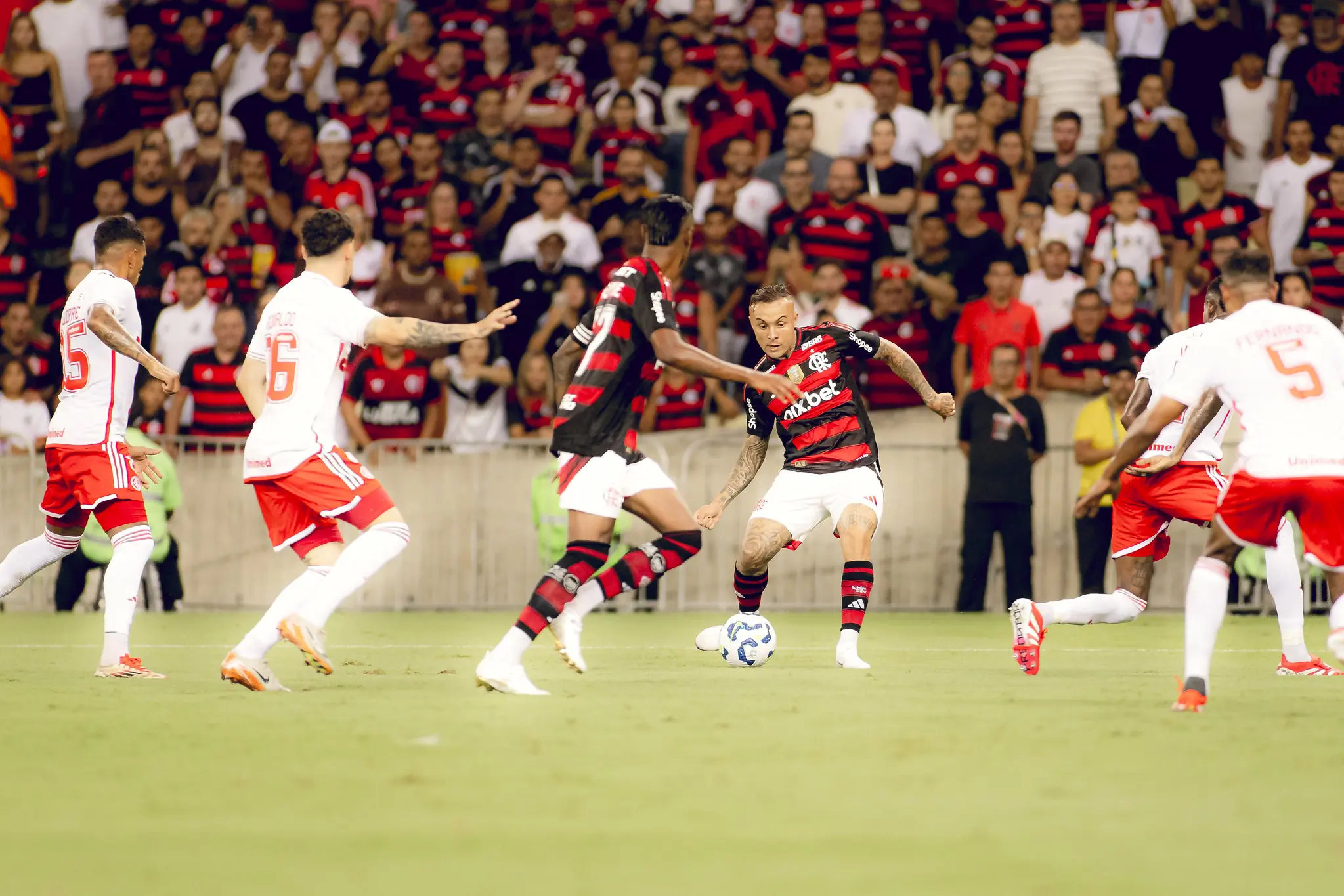 Inter perde para o Flamengo, mas confronto segue aberto na Libertadores