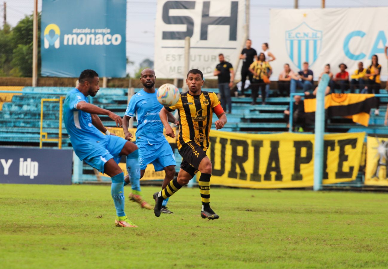 Bagé pressiona, mas para em goleiro inspirado e estreia com derrota para o Novo Hamburgo