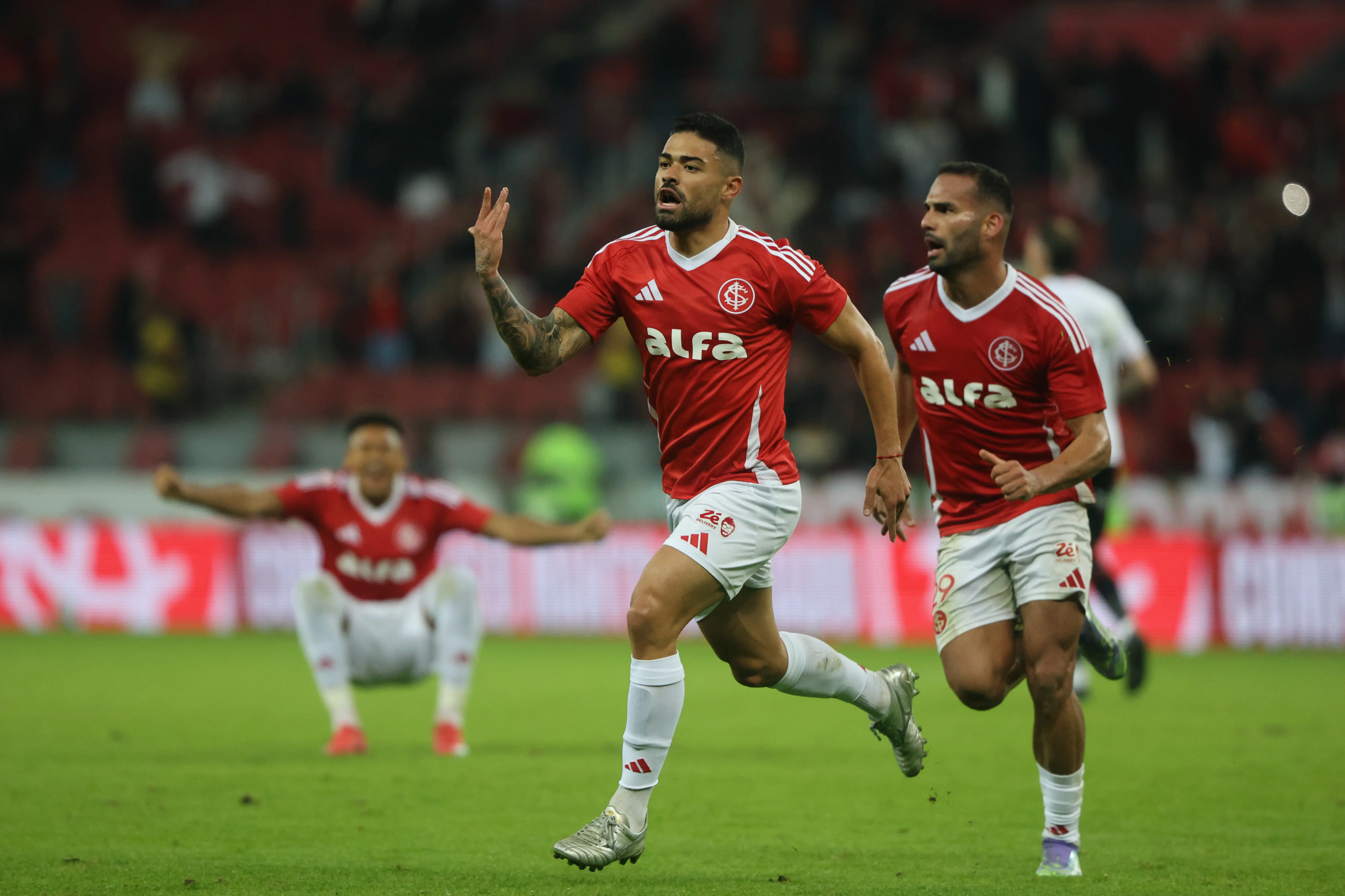 Tabata acerta chutaço, Inter vence o Vitória e respira aliviado no Brasileirão