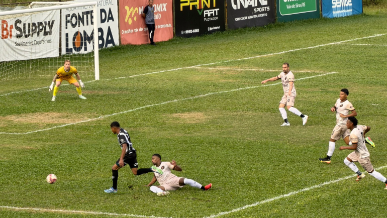 Com um a menos, Santa Cruz arranca empate do Monsoon no Cristo Rei e encaminha vaga nas semifinais