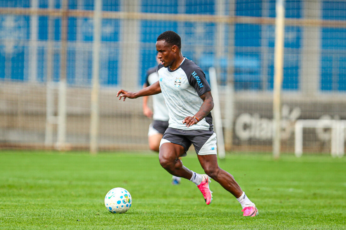 Grêmio perde Jovane Cabral lesionado e aposta em time mais ofensivo contra o Remo