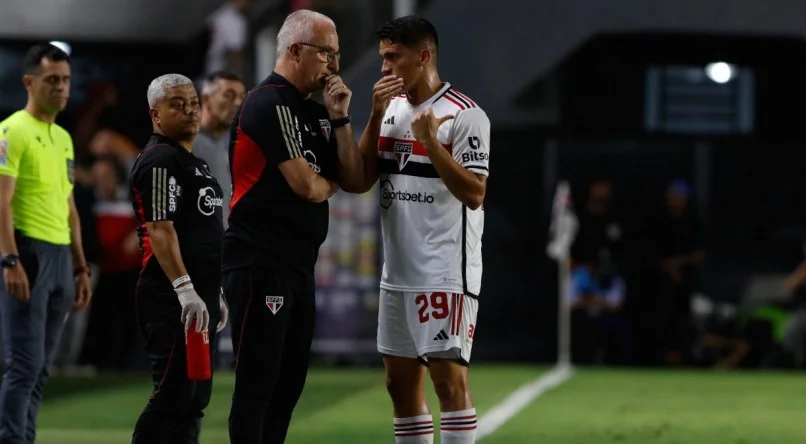 Dorival Júnior retorna ao São Paulo após três anos, marcando sua terceira passagem Pelo clube