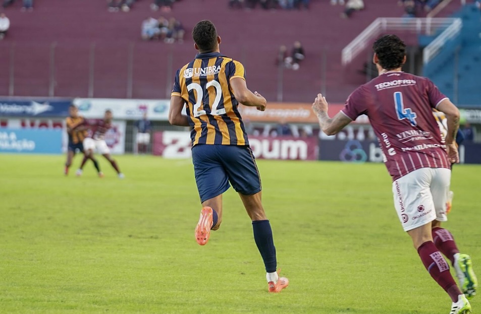 Caxias vence o Retrô de virada e assume a liderança da Série C
