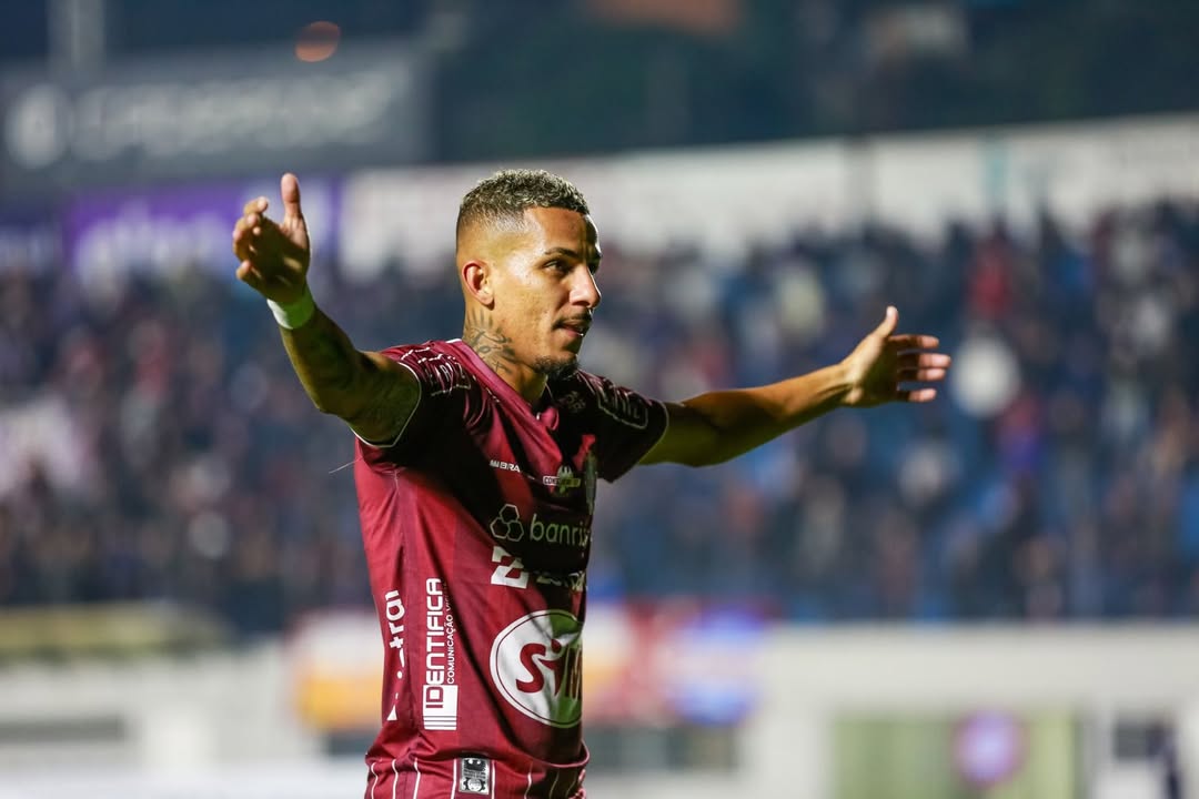 Calysson brilha com hat-trick, e Caxias vence Londrina por 4 a 2 em noite inspirada na Série C