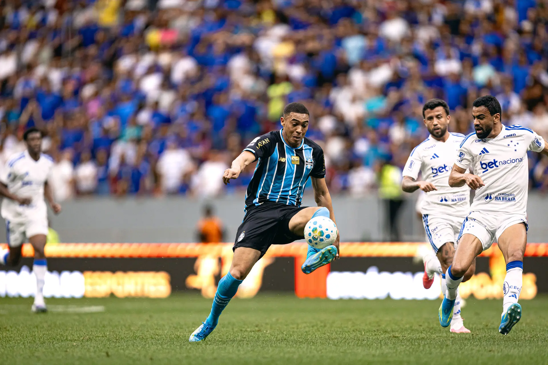 Grêmio vence o Cruzeiro por 3 a 1 em amistoso movimentado no Mané Garrincha