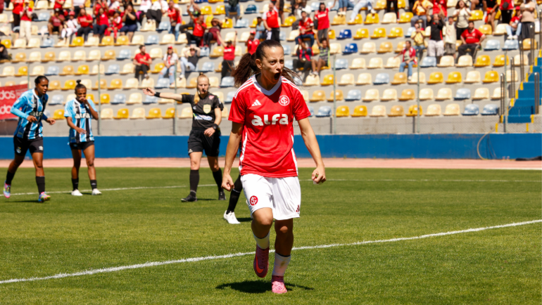 Com gol de pênalti, Inter vence Gre-Nal, quebra tabu e assume a liderança do Gauchão Feminino