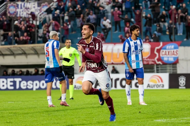 Caxias bate líder Paysandu no Centenário com gols de Ravanelli e Salatiel