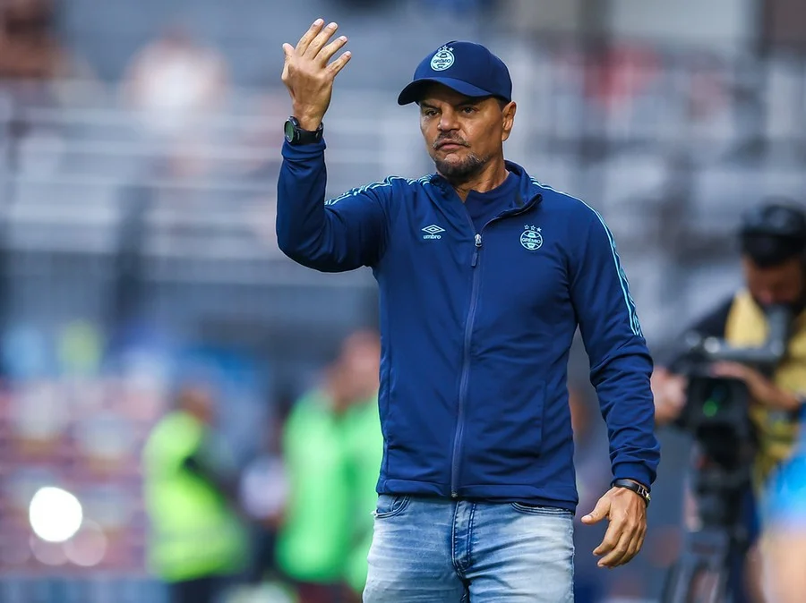 Alexandre Mendes tem prisão revogada e volta ao CT na véspera do Gre-Nal 455