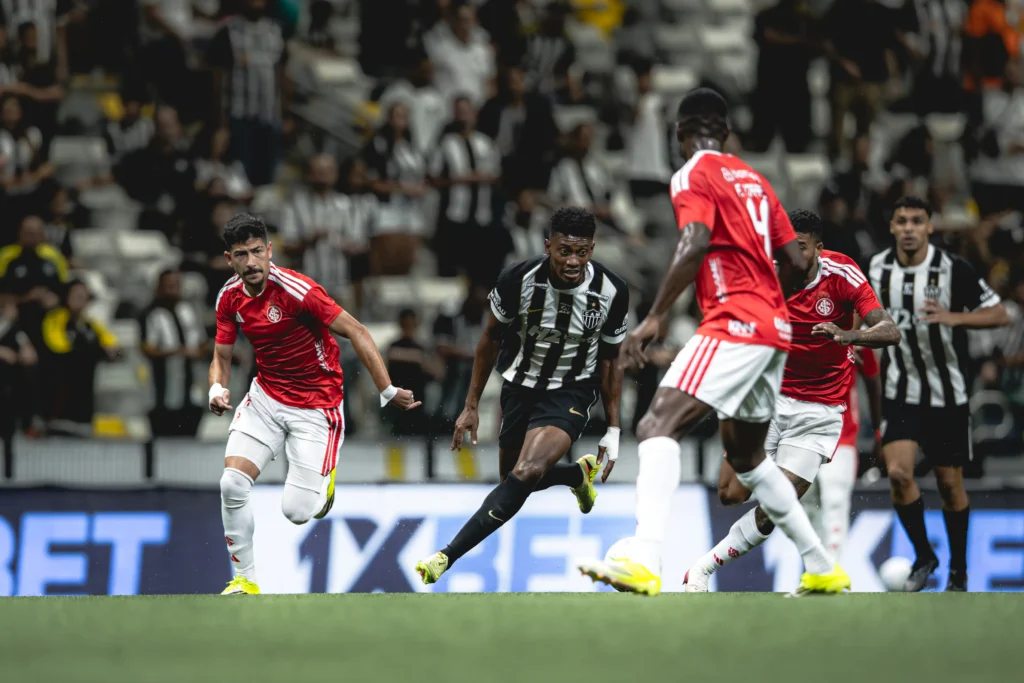 Atlético-MG segura pressão e Internacional segue sem vencer no Campeonato Brasileiro