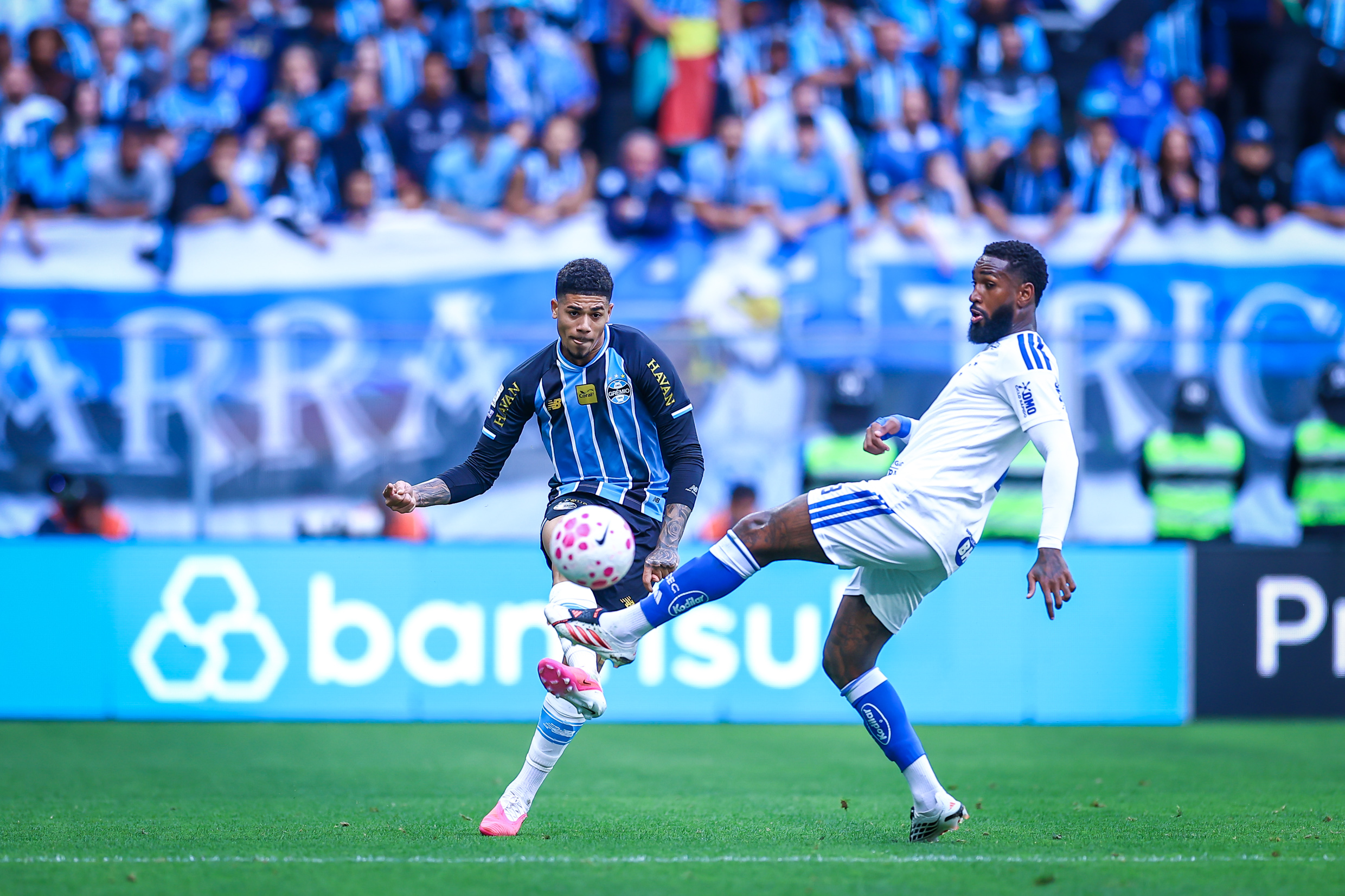 Grêmio desperdiça vantagem dupla, leva 4 a 2 do Cruzeiro e mergulha ainda mais no Z-4