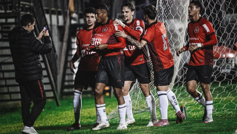 Xavante arrasa o Farroupilha por 4 a 0, sela a liderança do grupo e recupera o fôlego após queda na Série D