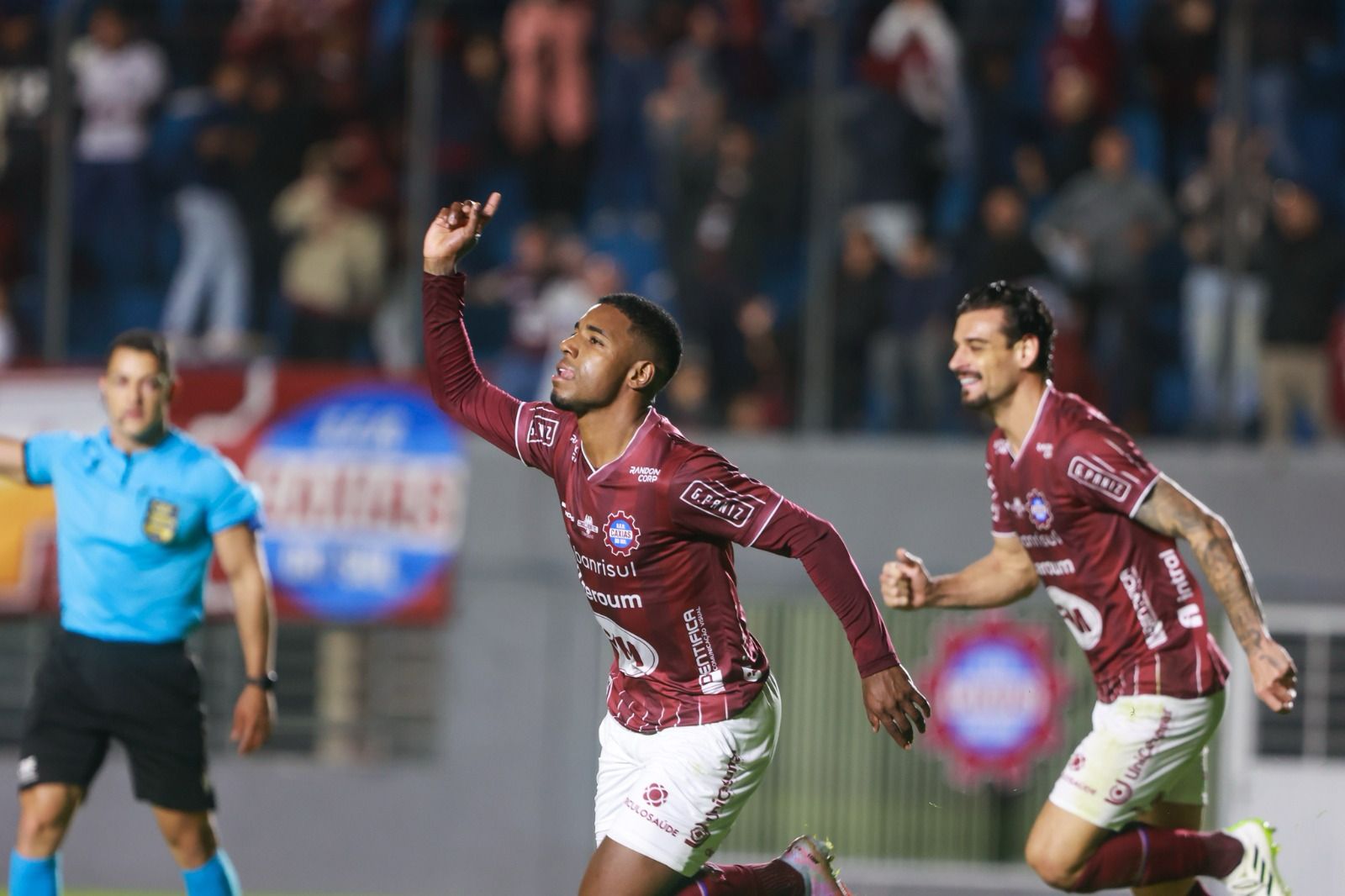 Caxias estreia com Júnior Rocha e vence o Guarani por 2 a 0