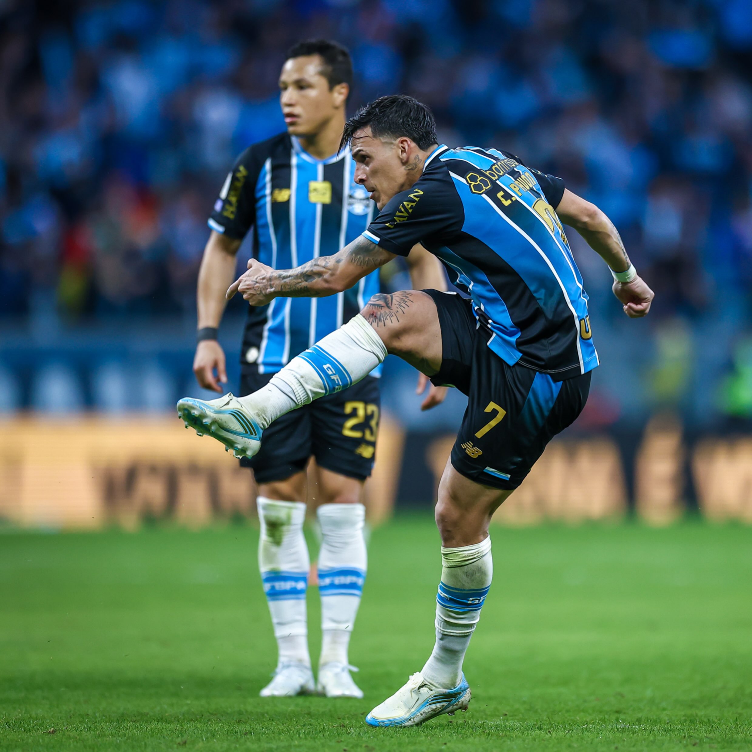 Com mais um gol de falta de Pavón, Grêmio vira sobre o São Paulo e deixa o Z4