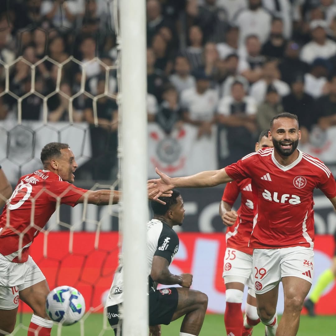 Inter pede para Corinthians em virada polêmica em Itaquera