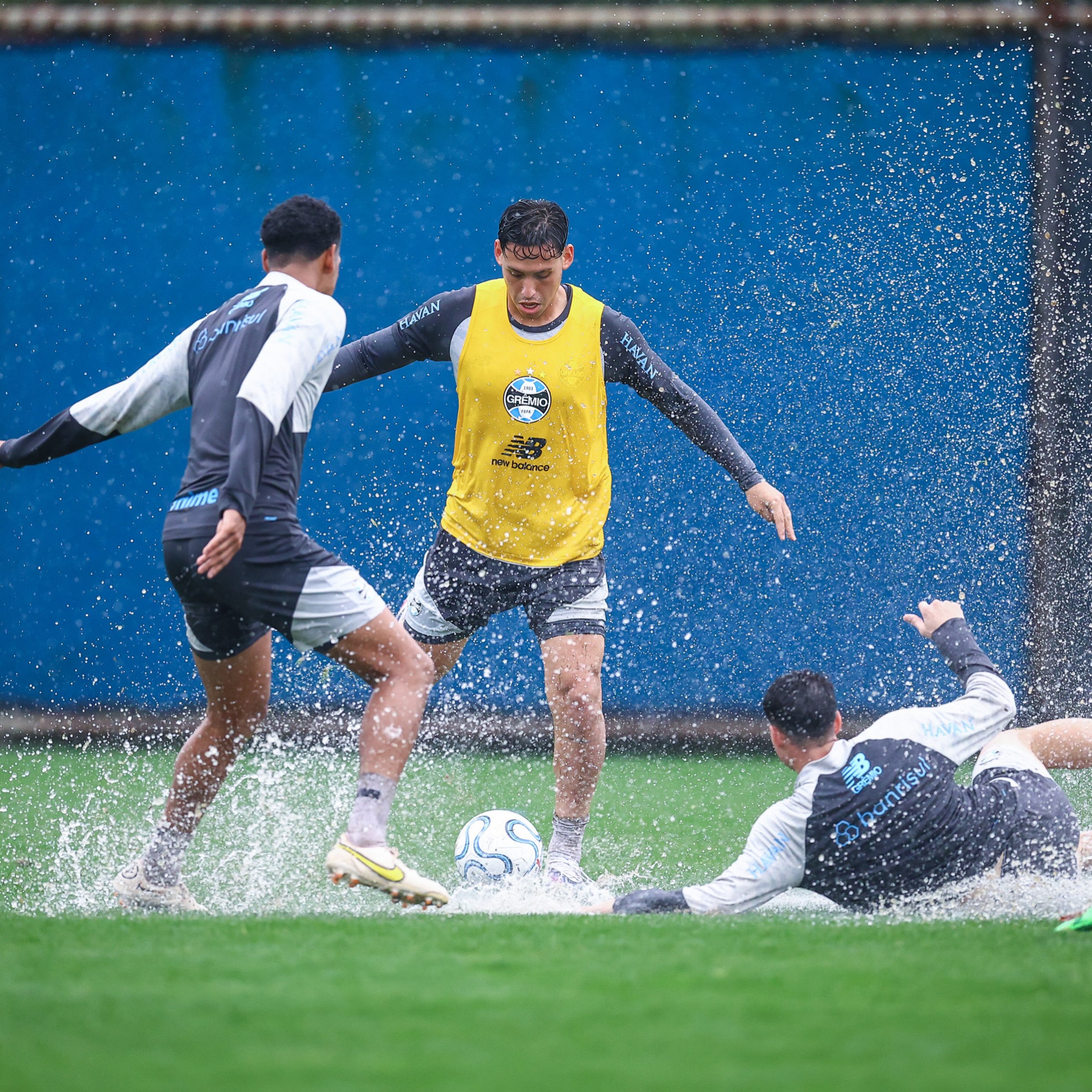 Grêmio sobe ao teto do mundo para desafiar o Bolívar pela repescagem da Sul-Americana