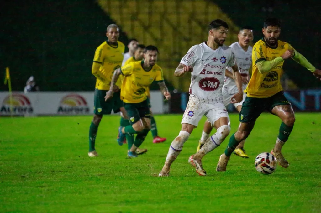 Caxias vence Ypiranga fora de casa e garante vaga nas finais da Série C