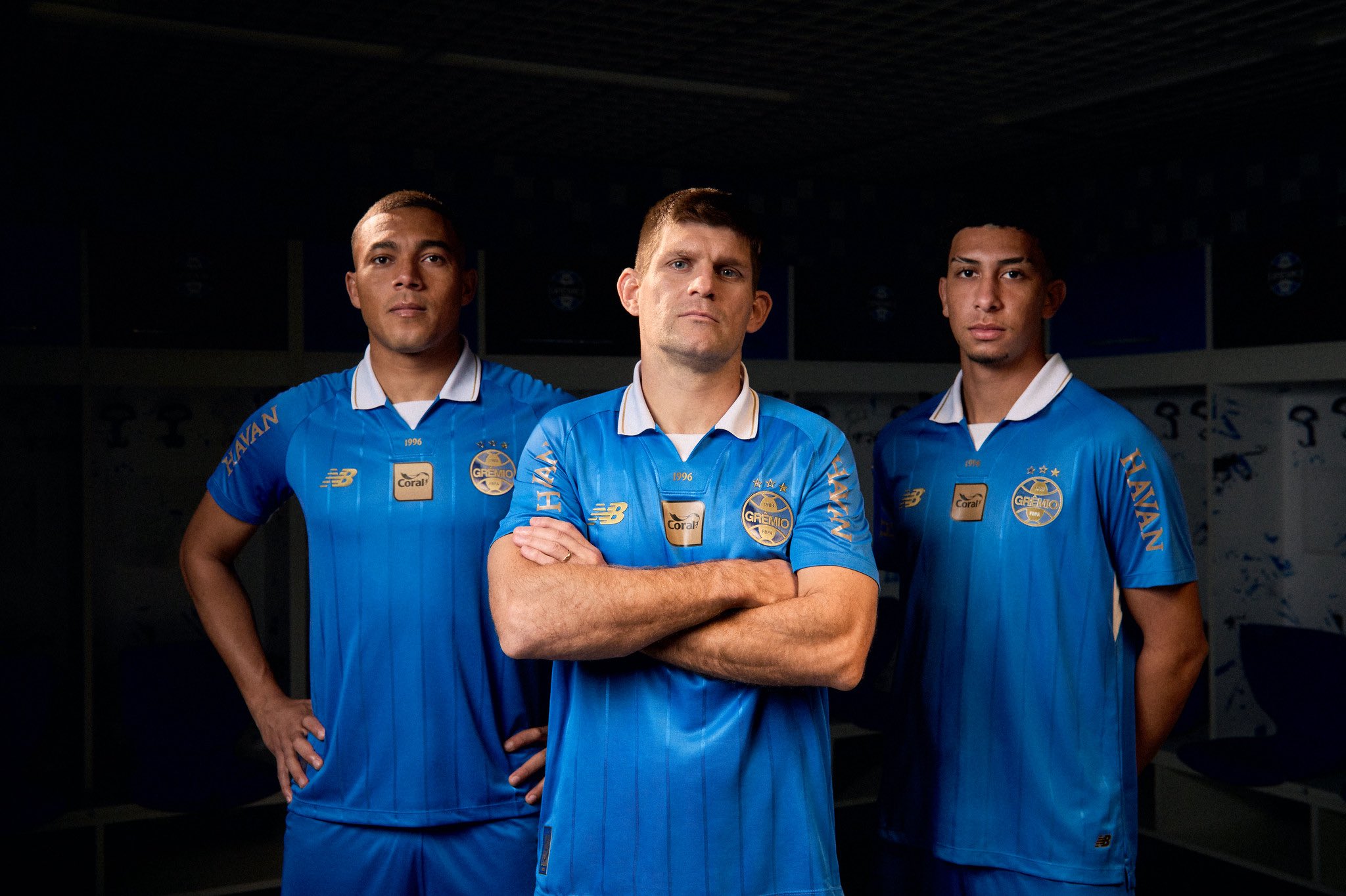Grêmio lança terceira camisa em homenagem aos 30 anos da Tríplice Coroa