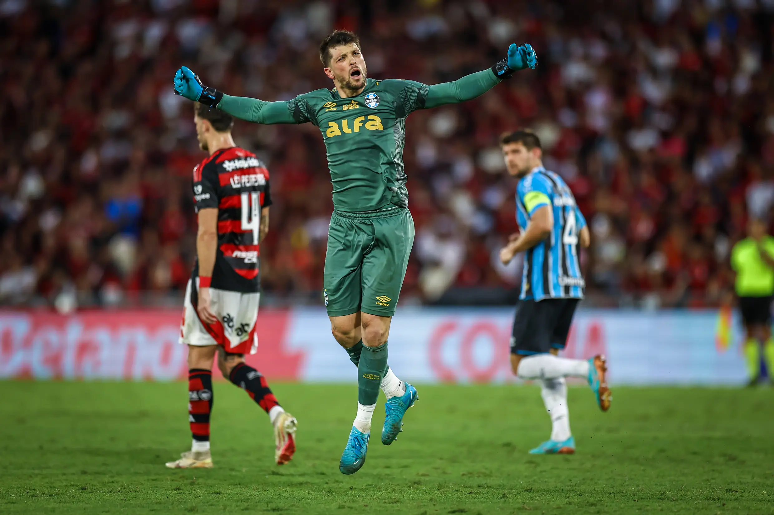 Grêmio busca empate heroico no Maracanã com gol de Volpi