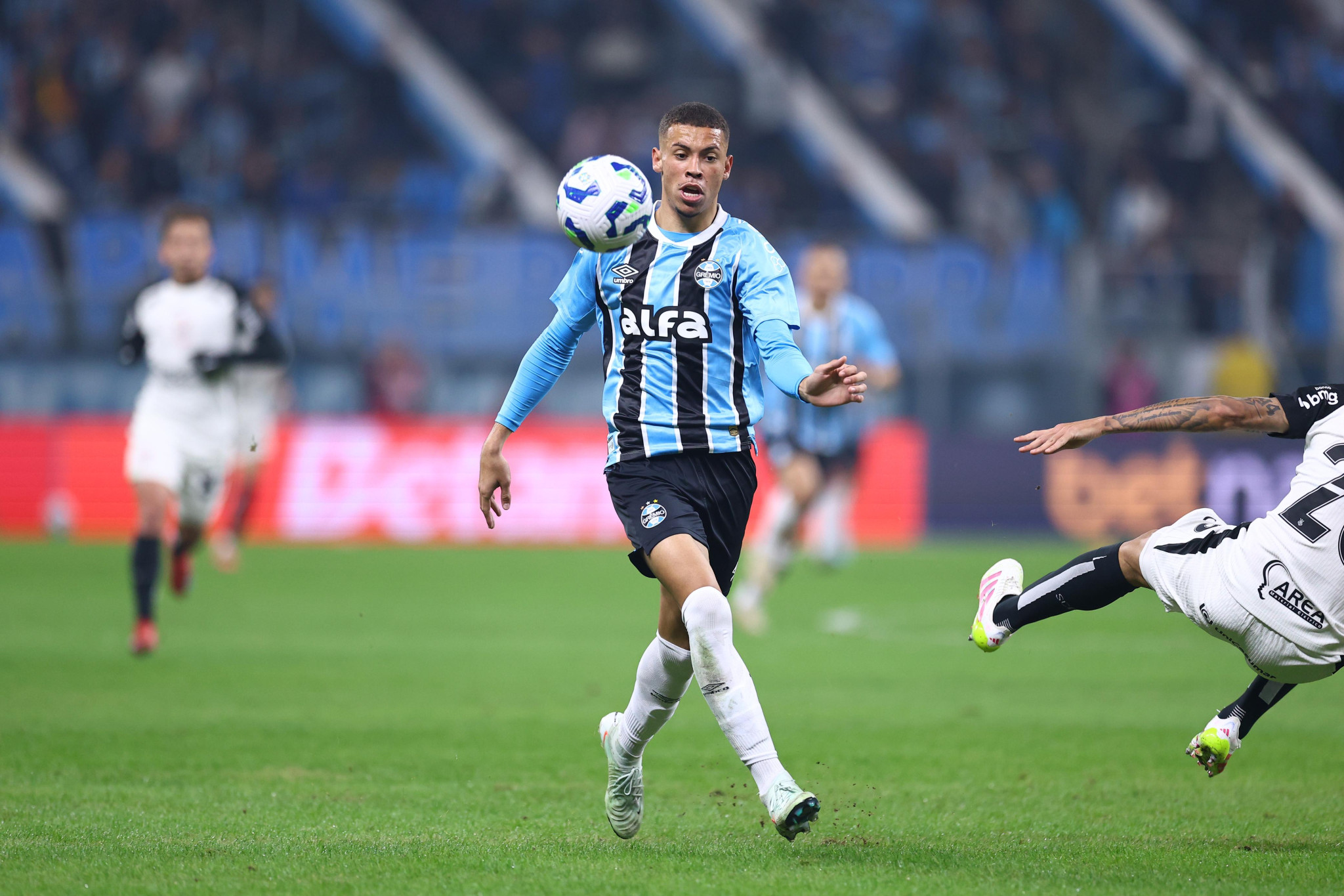 Grêmio sai na frente, mas cede empate ao Corinthians antes da pausa do Brasileirão