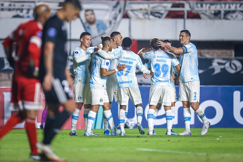 Grêmio goleia o Riestra e assume liderança do grupo na Sul-Americana