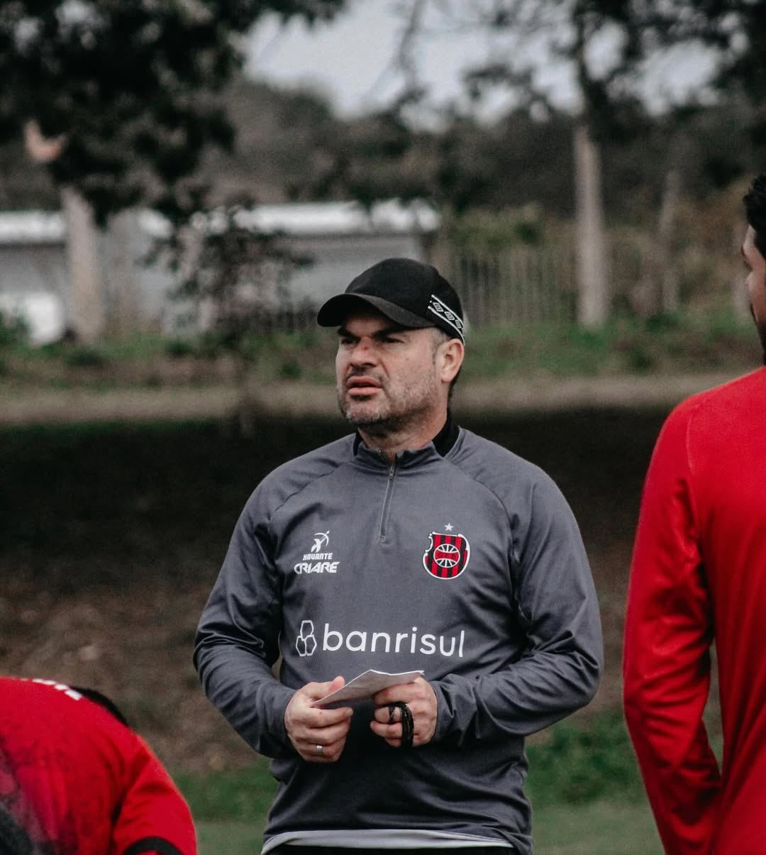 Brasil de Pelotas demite o técnico Emerson Cris após goleada em jogo-treino