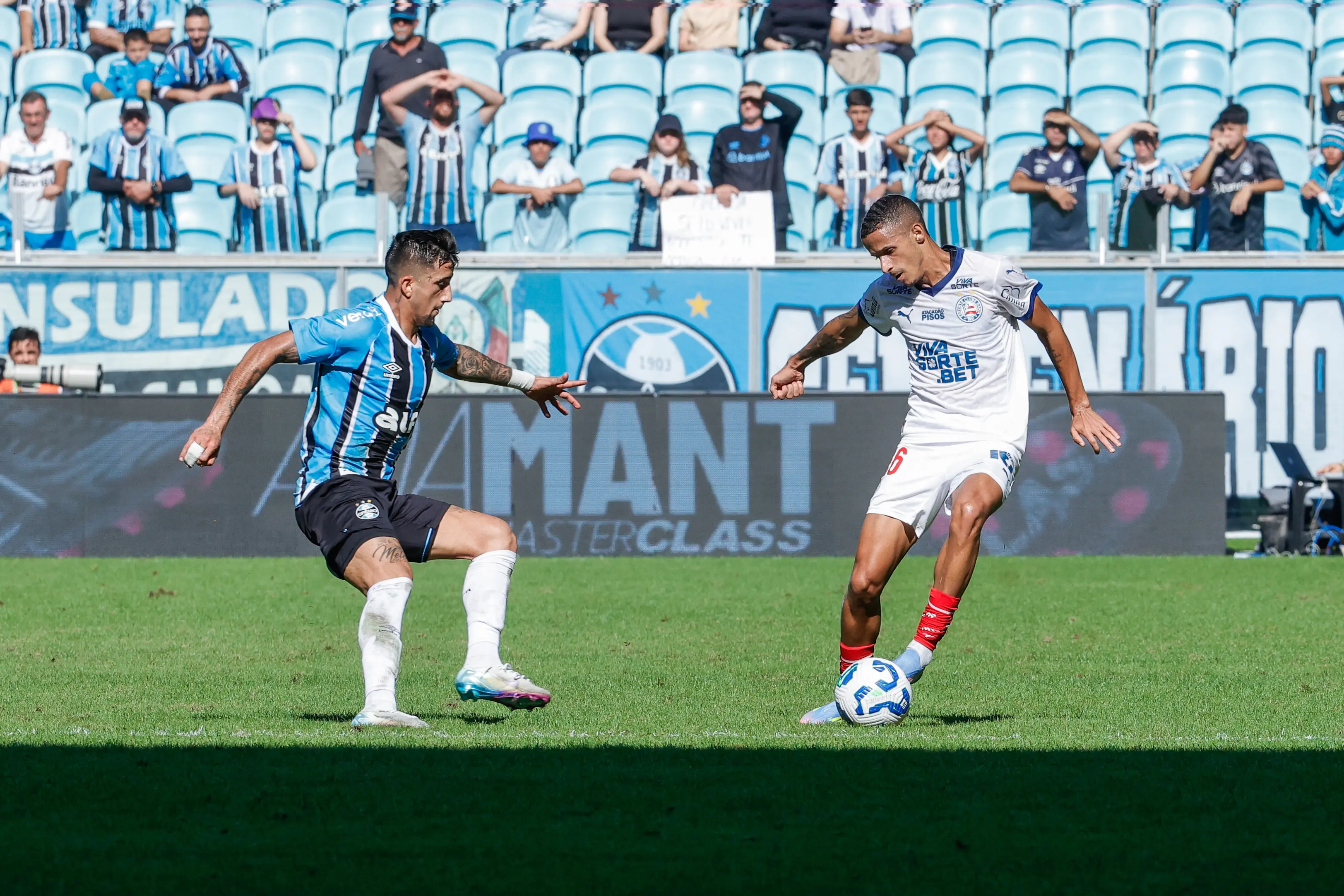 Braithwaite decide de pênalti e Grêmio vence o Bahia na Arena