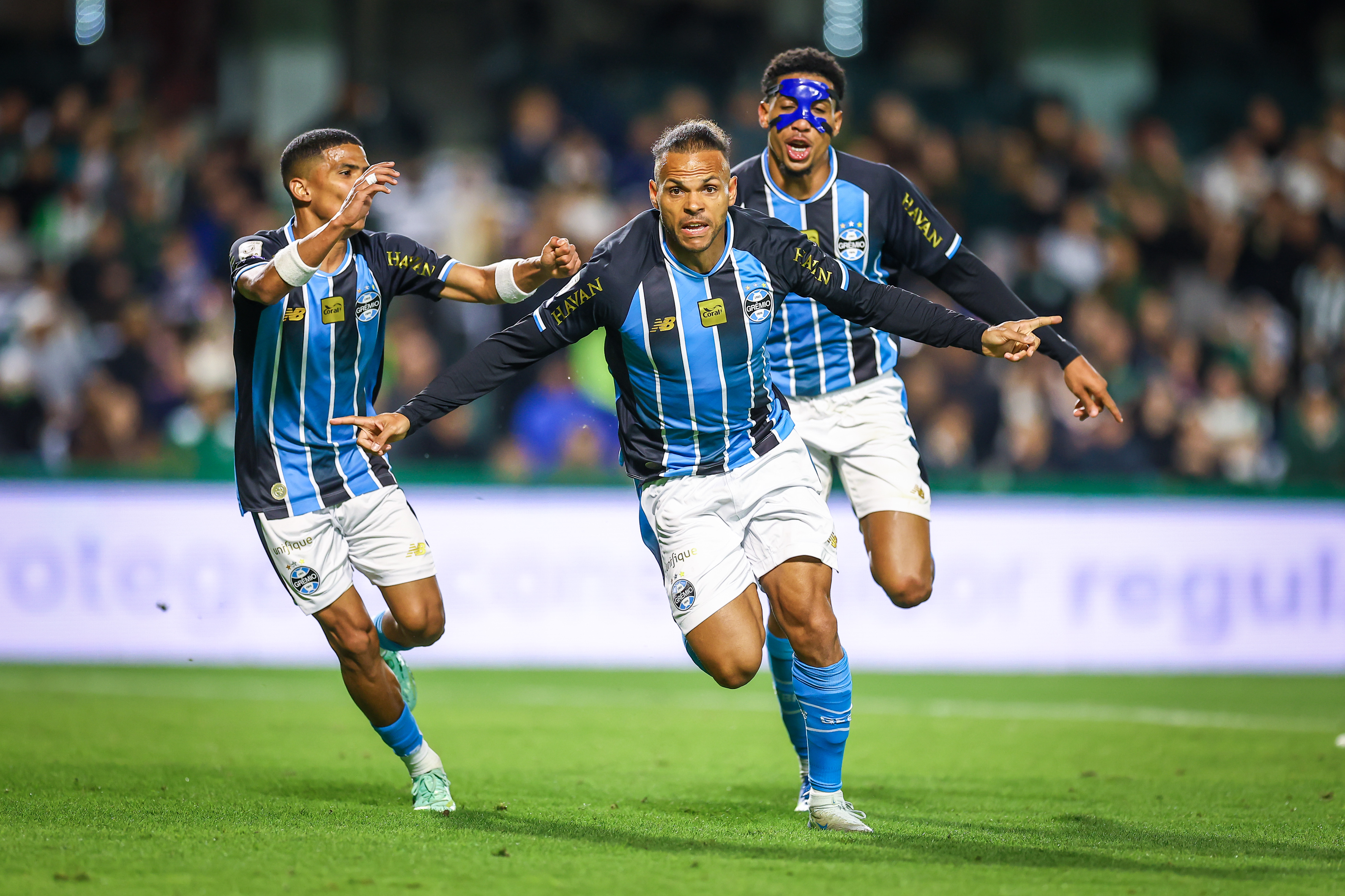 Braithwaite marca nos acréscimos e Grêmio vence a primeira fora de casa no Brasileirão