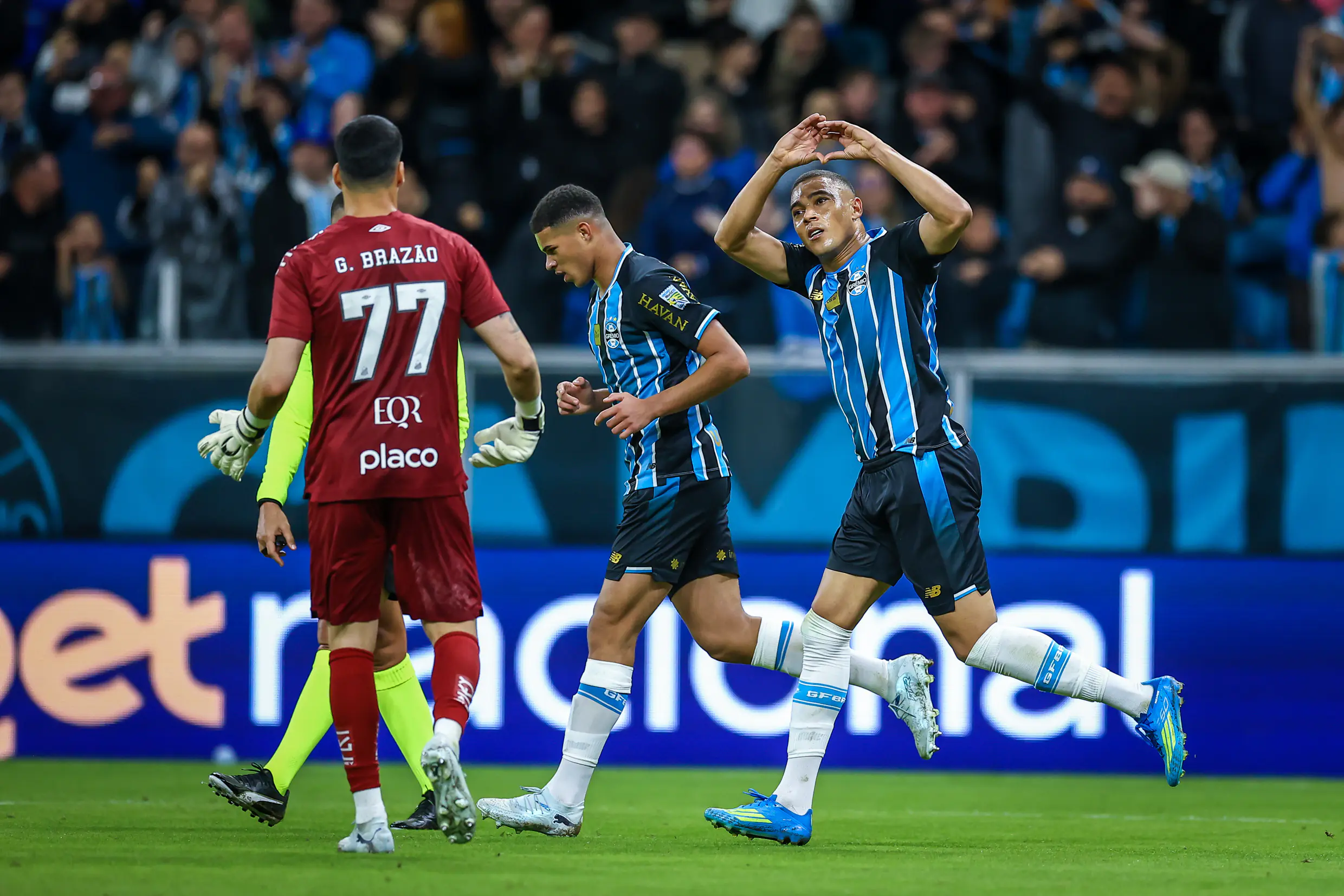 Grêmio vence o Santos em noite de virada e se afasta do Z4