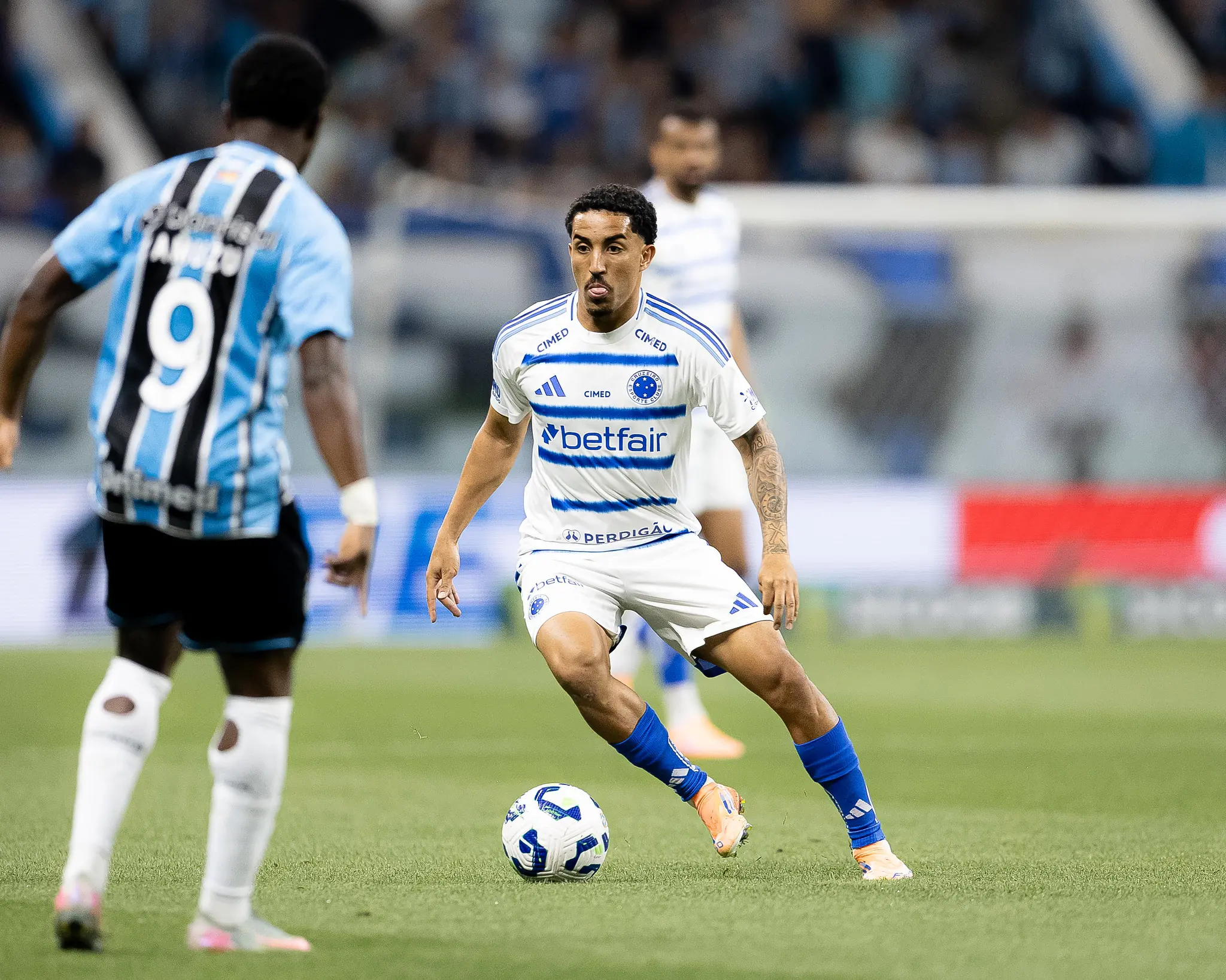 Grêmio sofre em casa, perde para o Cruzeiro e se complica na tabela do Brasileirão