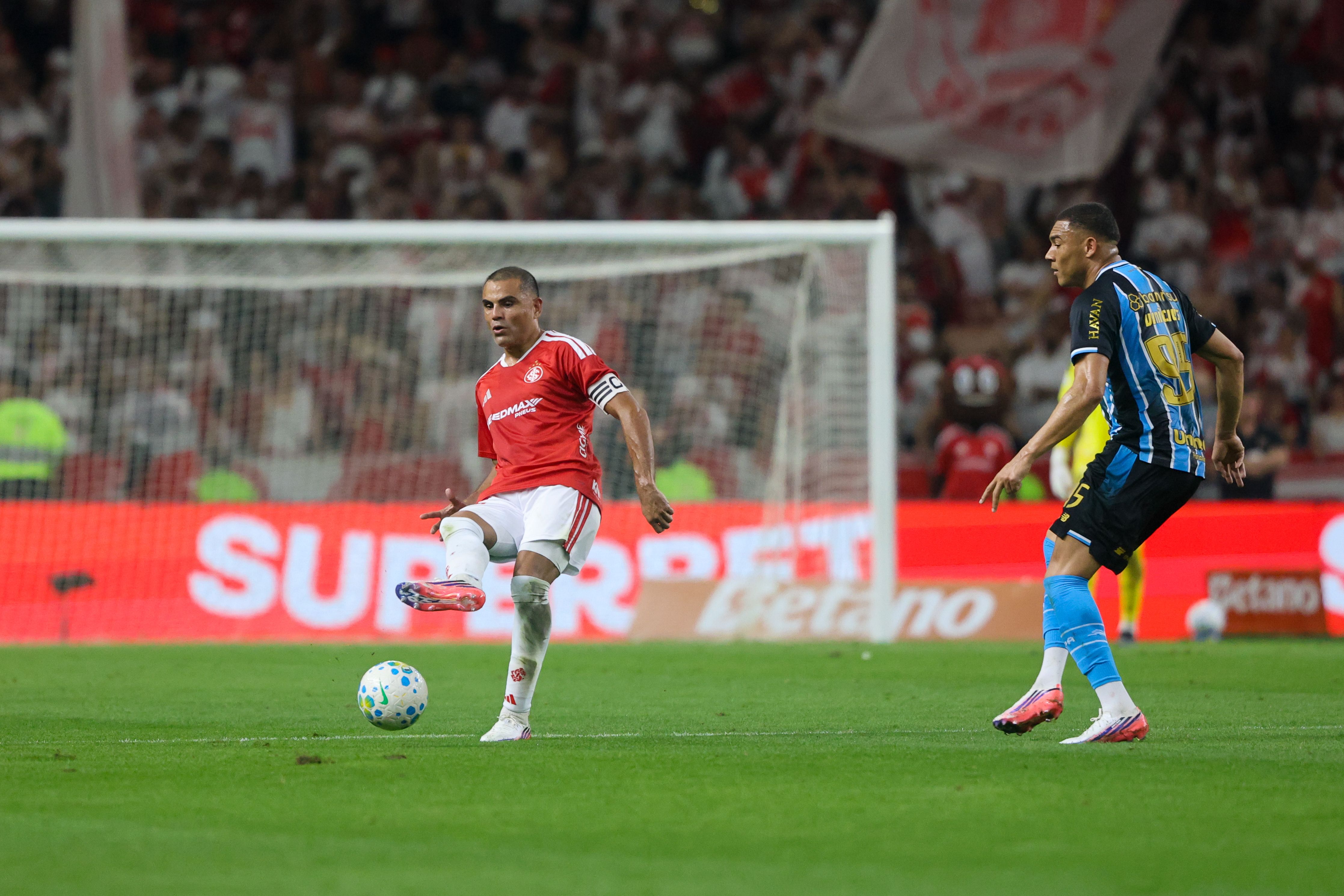 Gre-Nal sonolento termina sem gols e empurra decisão da vaga às semis para a Arena