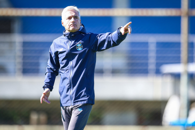 Luís Castro faz autocrítica após triunfo do Grêmio sobre a Chapecoense na Arena