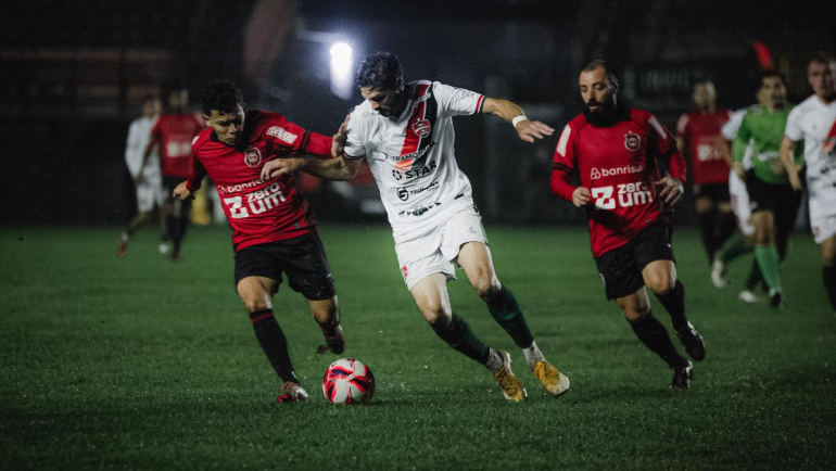 Sob temporal no Bento Freitas, Brasil de Pelotas cede empate e para no 2 a 2 com o Farroupilha