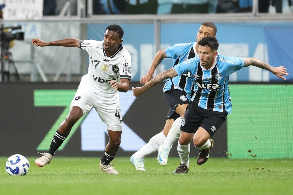 Volpi marca de pênalti e garante empate do Grêmio contra o Botafogo na Arena