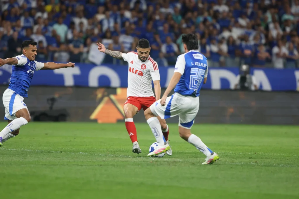 Inter perde para o Cruzeiro e Roger Machado tem cargo ameaçado