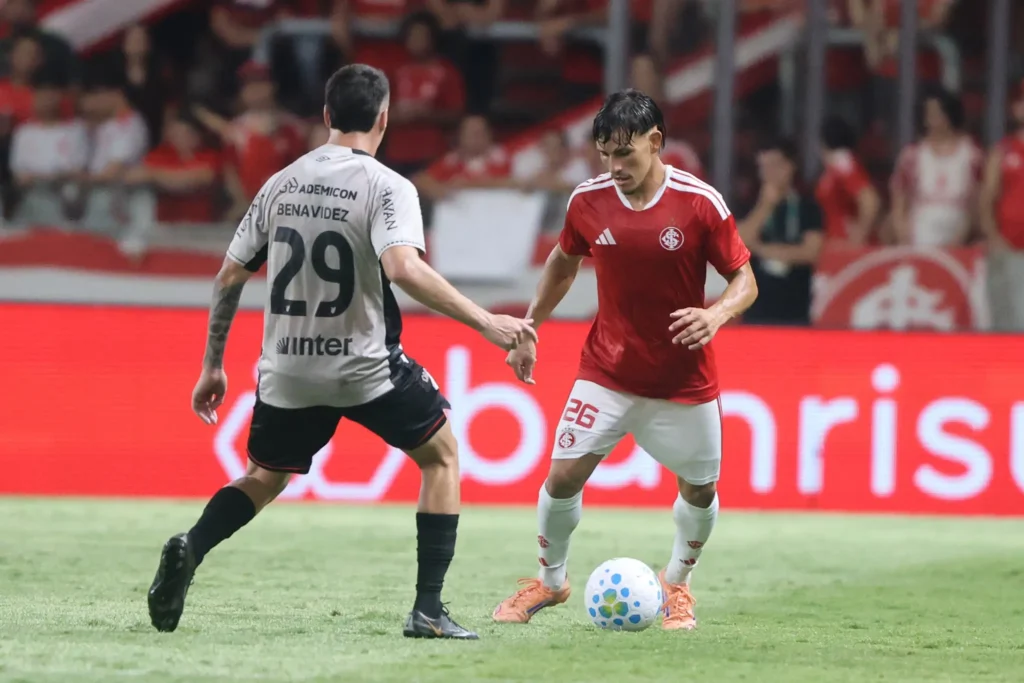 Inter para no VAR e estreia com derrota para o Athletico-PR no Beira-Rio