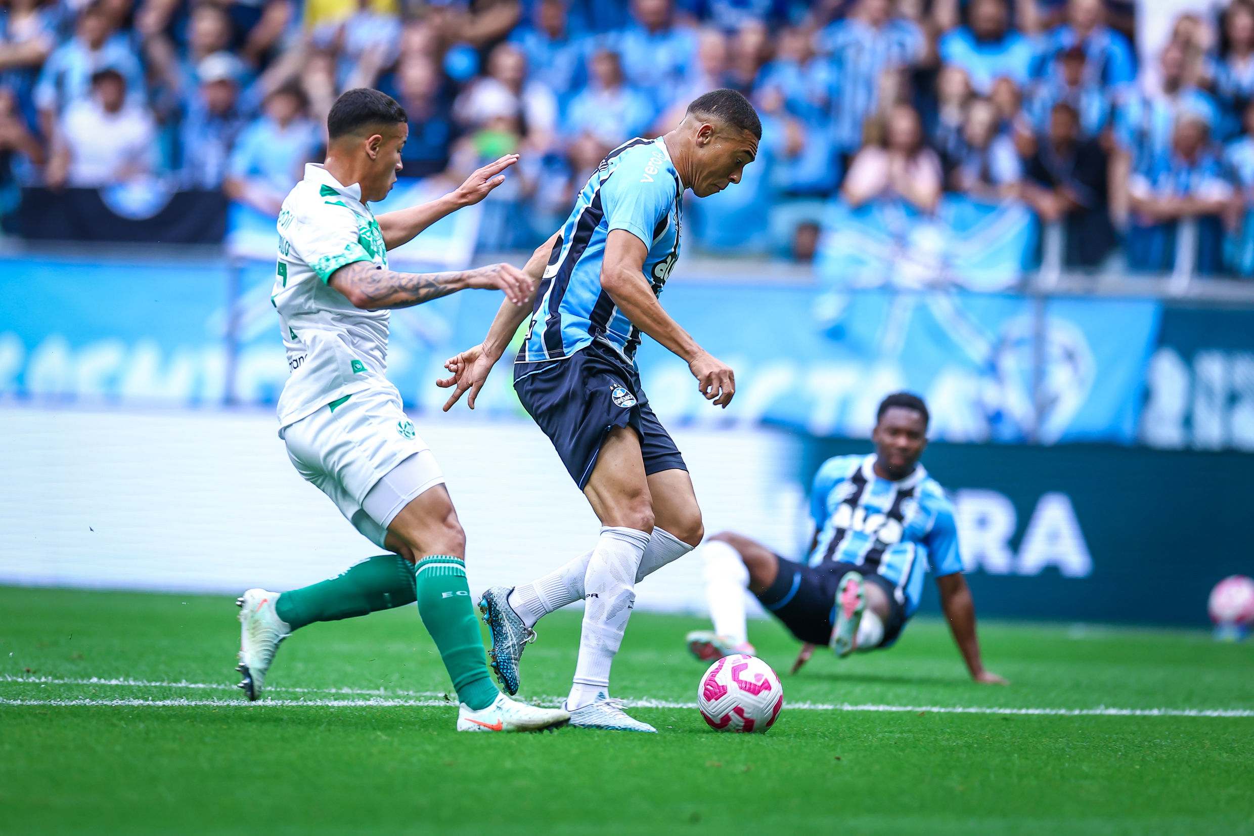 Grêmio vence Juventude com hat-trick de Carlos Vinícius e se recupera no Brasileirão