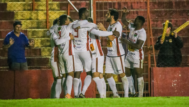 Tríplice invencibilidade, gol nos acréscimos e crise se aprofundando: a 6ª rodada da Divisão de Acesso em resumo