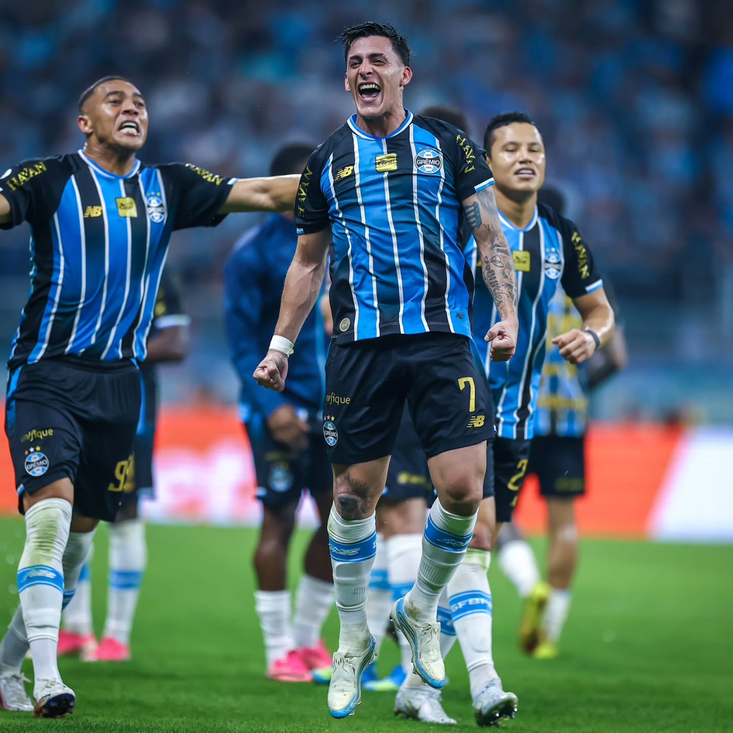 Do sofrimento ao alívio: gol de falta de Pavon salva o Grêmio e garante vaga nas quartas