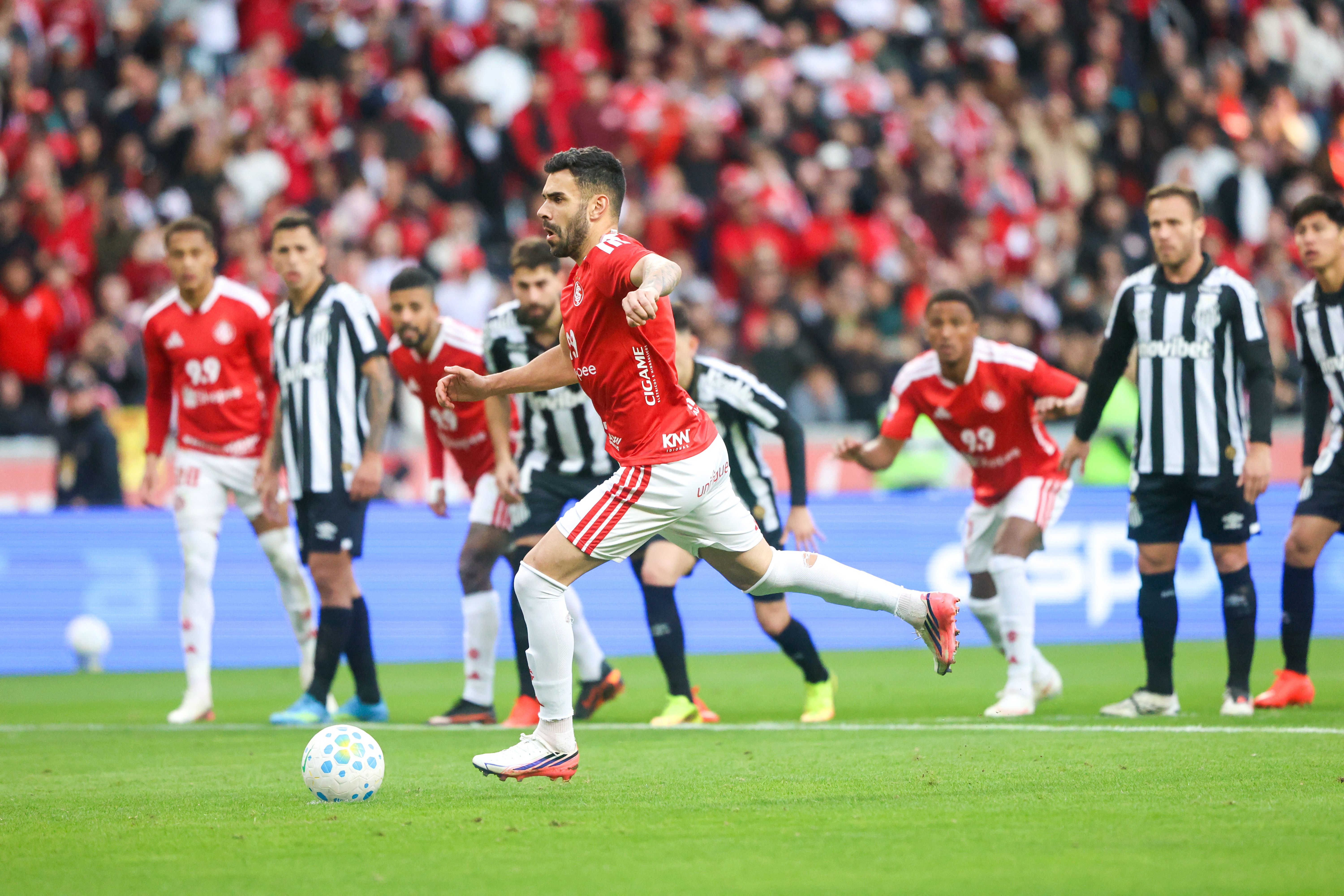 Inter perde para o Santos por 3 a 2 e vive momento crítico no Brasileirão
