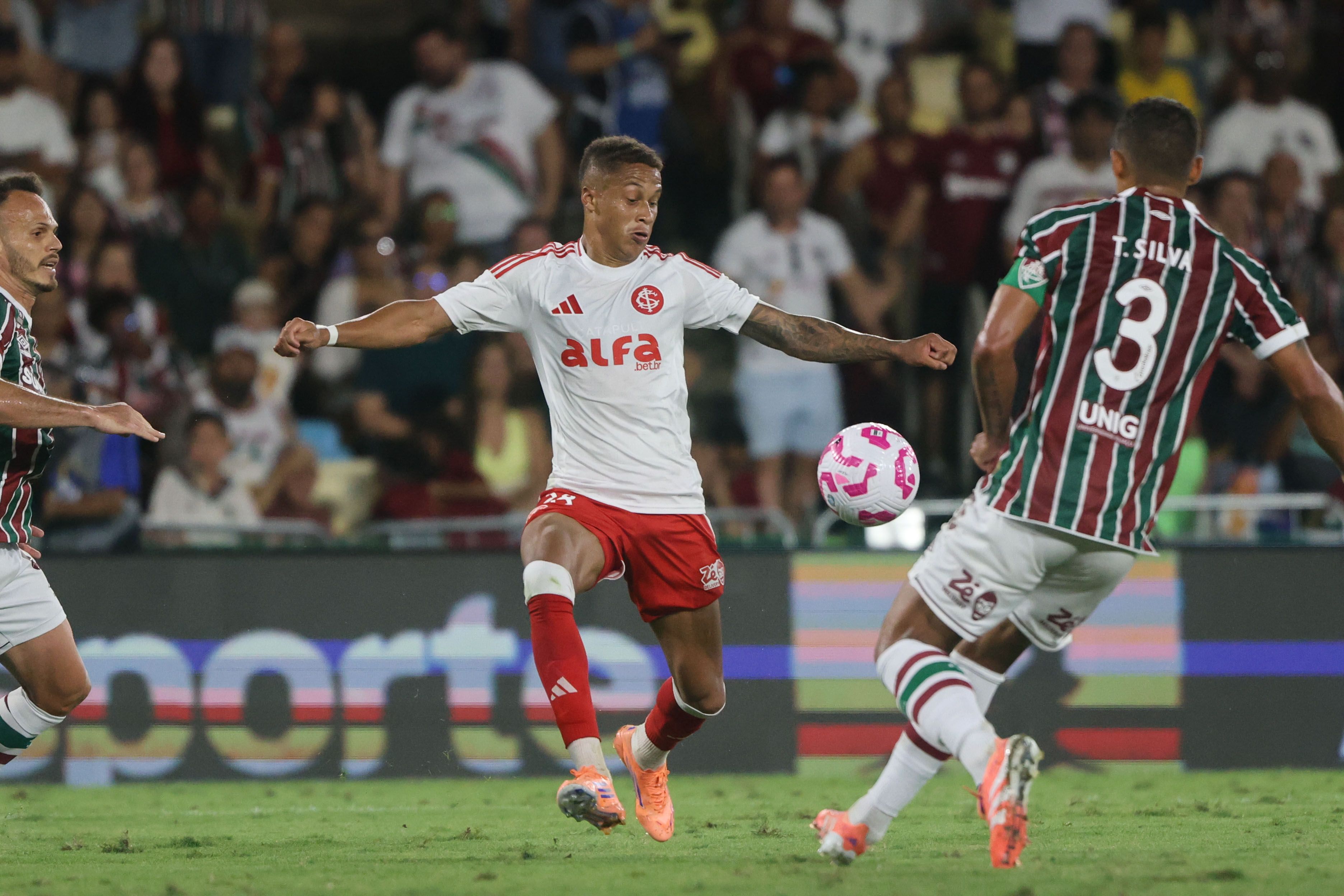 Inter perde para o Fluminense no Maracanã e segue próximo do Z4
