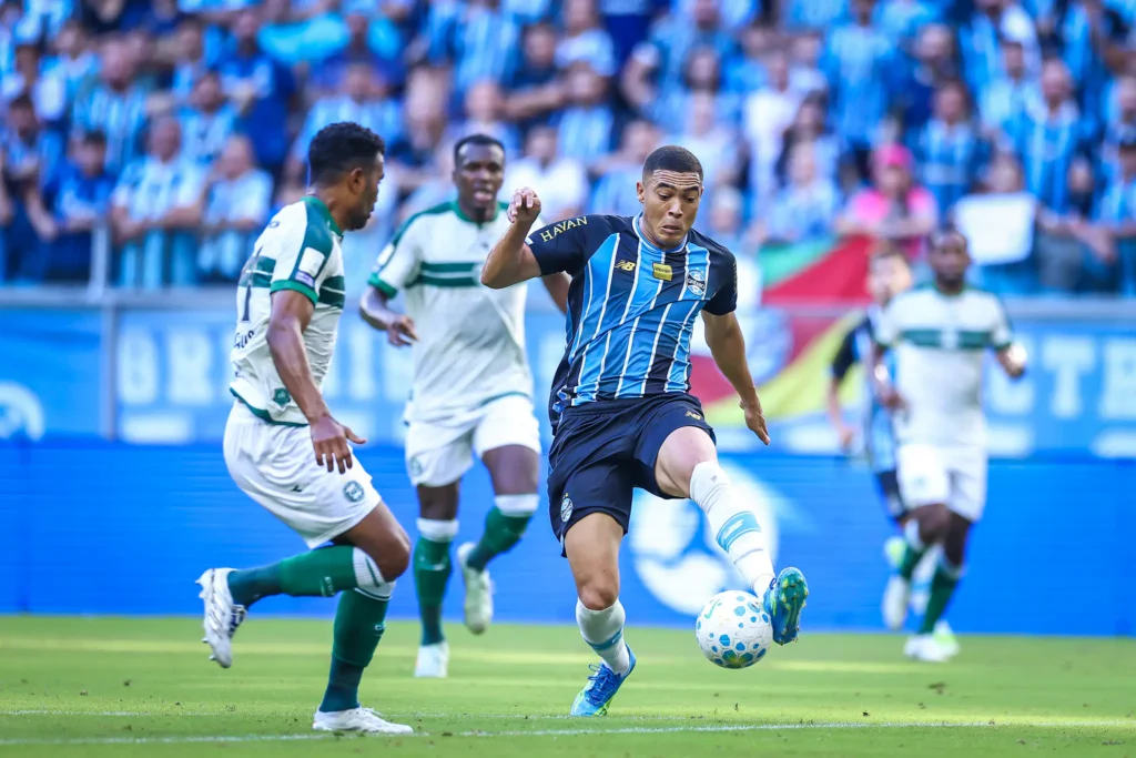 Gabriel Mec brilha, Grêmio vence o Coritiba e encerra jejum no Brasileirão
