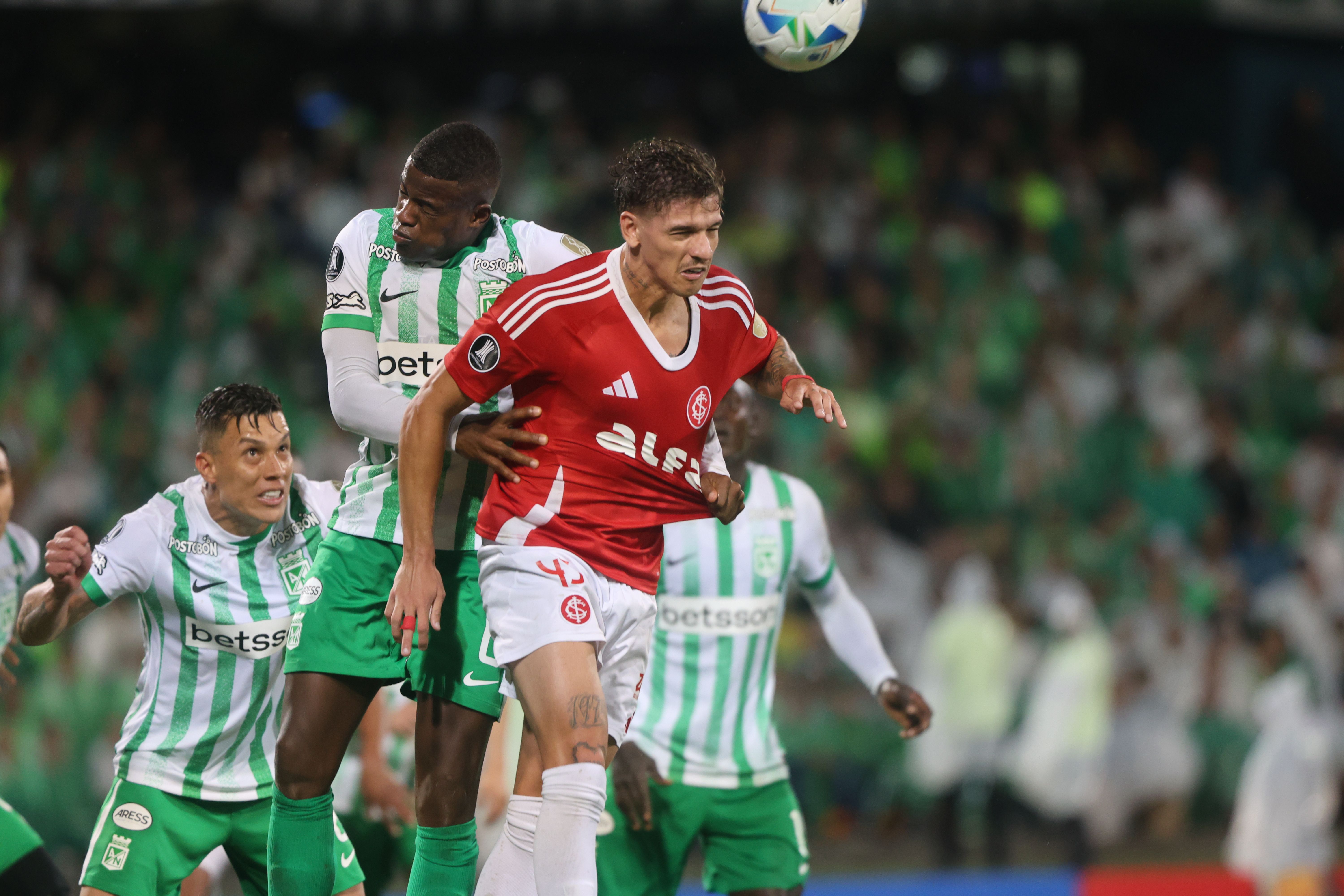 Inter perde para o Atlético Nacional e sai da zona de classificação na Libertadores