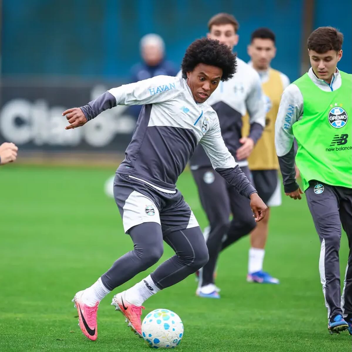 Grêmio acerta saída de Willian: cada jogo do meia custou R$ 1,5 milhão ao clube