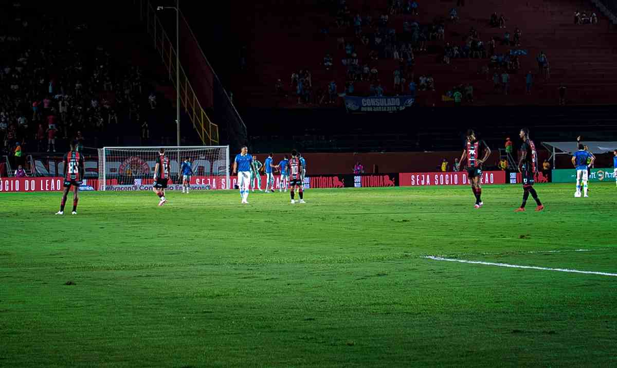 No Barradão infernal, Renê sobe mais alto que a defesa e afunda o Grêmio