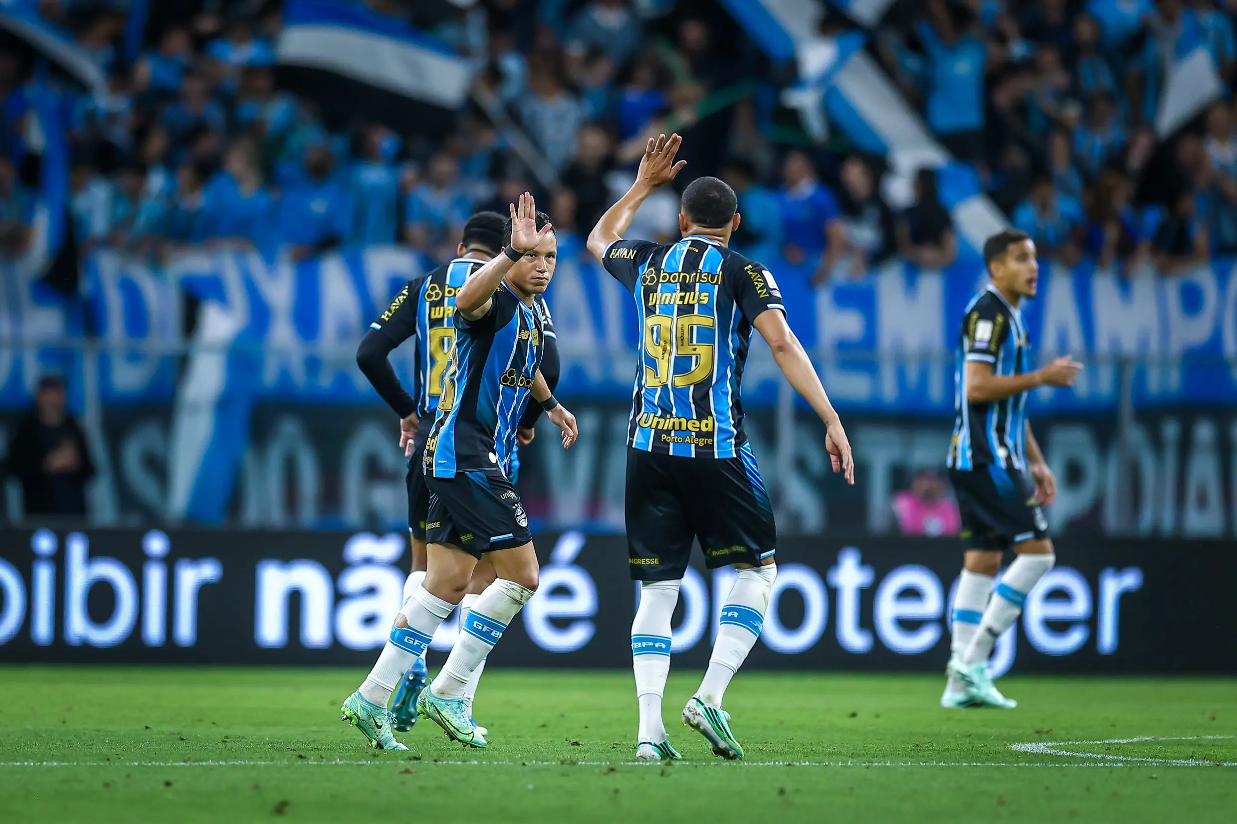 Grêmio bate o Athletico-PR com gols de bola parada e sai do Z-4 do Brasileirão
