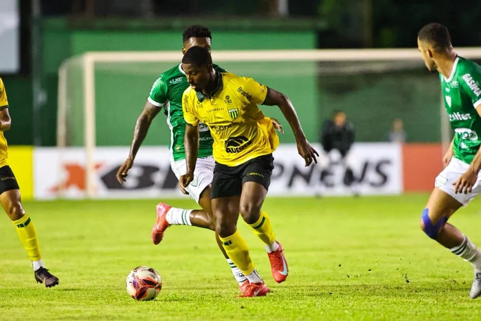 Avenida atropela o Ypiranga nos Eucaliptos e quebra invencibilidade do Canarinho